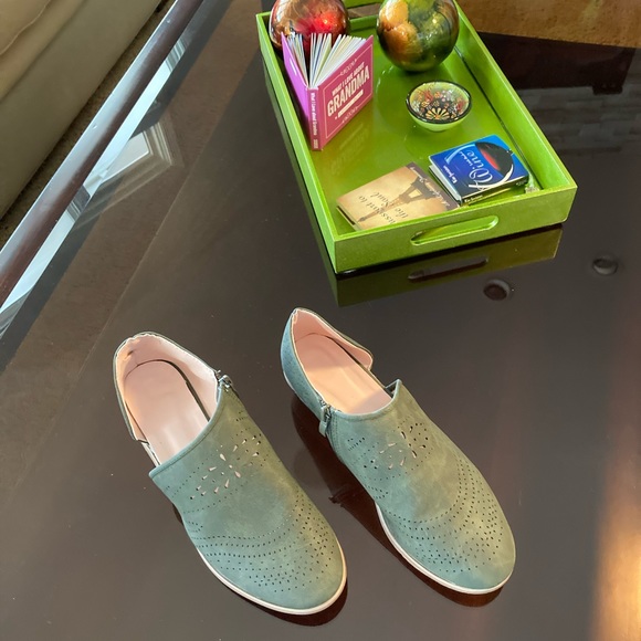 Dark green shoes, sz 8, side zipper - Picture 2 of 7